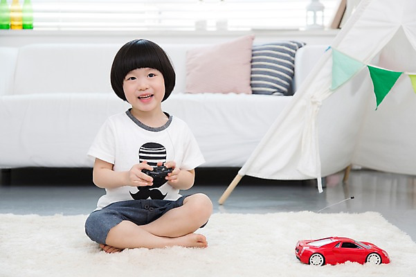 포토 JPG 스튜디오촬영 전신 라이프스타일 남자 어린이라이프 어린이 쿠션 거실 자동차 놀이 실내 한명 미소 웃음 들기 사람 앉기 동양인 소년 앞모습 소파 장난감 놀이용품 카펫 유치원생 운전 한국인 매트 장난감자동차 남자만 남자한명만 어린이만 소년만 소년한명만 국내포토 1 육상교통 뷰포인트 의자 모션 표정 인종 내부 생활 오브젝트 파일형식