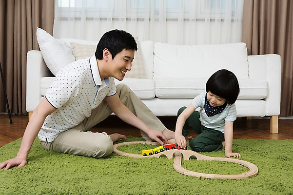 포토 JPG 스튜디오촬영 전신 라이프스타일 남자 아들 어린이 쿠션 거실 창문 가족 놀이 실내 미소 웃음 사람 앉기 동양인 소년 성인 두명 30대 부모 소파 장난감 놀이용품 카펫 기찻길 유치원생 기차 한국인 매트 자녀 가족라이프 커튼 아빠 기차놀이 부자지간 남자만 국내포토 육상교통 의자 관계 모션 대중교통 표정 인종 내부 생활 장년 오브젝트 파일형식