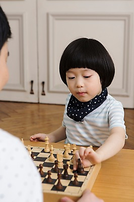 포토 JPG 스튜디오촬영 라이프스타일 남자 아들 어린이 거실 가족 놀이 탁자 실내 사람 동양인 소년 상반신 성인 두명 앞모습 뒷모습 아웃포커스 30대 부모 유치원생 한국인 게임 자녀 가족라이프 아빠 체스말 체스 체스판 부자지간 남자만 국내포토 뷰포인트 가구 관계 촬영기법 인종 내부 생활 장년 말_게임 파일형식