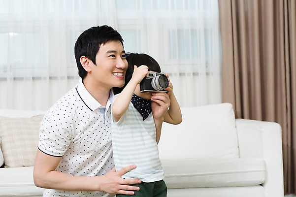 포토 JPG 스튜디오촬영 라이프스타일 남자 아들 어린이 쿠션 거실 창문 가족 놀이 실내 미소 웃음 들기 사람 동양인 소년 상반신 성인 두명 옆모습 30대 부모 소파 카메라 사진촬영 촬영 유치원생 한국인 자녀 가족라이프 커튼 아빠 부자지간 남자만 국내포토 뷰포인트 의자 관계 모션 표정 인종 내부 생활 장년 전자제품 파일형식