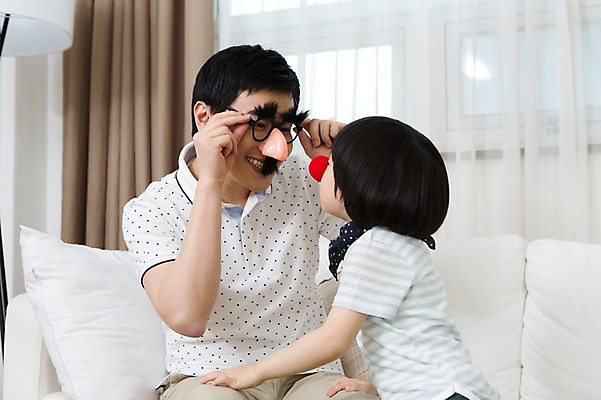 포토 JPG 스튜디오촬영 라이프스타일 남자 안경 아들 어린이 쿠션 거실 창문 가족 놀이 실내 미소 웃음 사람 앉기 동양인 소년 상반신 성인 두명 옆모습 30대 부모 소파 마주보기 유치원생 한국인 자녀 가족라이프 커튼 아빠 빨간코 부자지간 남자만 국내포토 잡화 뷰포인트 의자 관계 모션 표정 인종 내부 생활 장년 파일형식