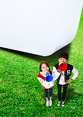 전신 PSD 편집 편집이미지 학생 커플 여자 남자 종이 한쌍 대학생 응원 프레임 서기 사람 동양인 잔디 20대 성인 두명 앞모습 캐주얼 확성기 외침 한국인 응원용품 올려보기 알림 커플룩 응원나팔 청년만 성인만 이미지편집 식물 옷 뷰포인트 관계 모션 인종 청년 소리 오브젝트 파일형식