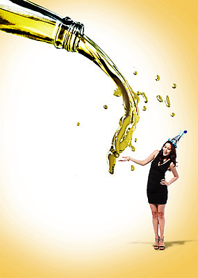 전신 PSD 외국인 편집 편집이미지 여자 음료 맥주 주류 한명 서기 웃음 사람 20대 성인 앞모습 파티 고깔모자 알코올 액체 붓기 샴페인 음주 탄산음료 파티복 쏟아짐 탄산 여자만 여자한명만 성인여자만 청년만 청년여자만 성인한명만 청년여자한명만 성인여자한명만 성인만 이미지편집 모자_잡화 1 옷 뷰포인트 모션 표정 인종 이벤트 청년 파일형식