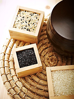 포토 JPG 스튜디오촬영 음식 다수 백그라운드 식재료 탁자 곡류 실내 근접촬영 사람없음 목재 아웃포커스 농작물 상자 여러개 쌀 항아리 혼합 낟알 담기 알맹이 잡곡 흑미 국내포토 나무 뷰포인트 가구 농업 재료 모션 촬영기법 내부 도자기 파일형식