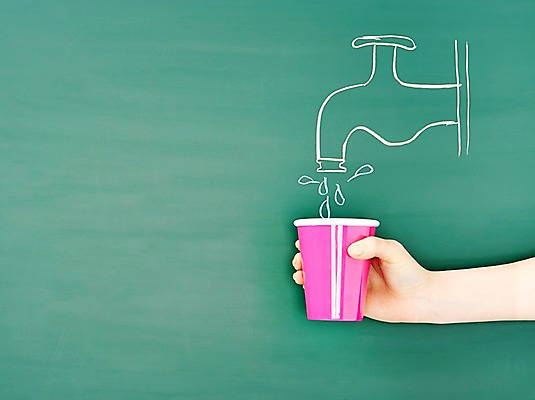 포토 JPG 스튜디오촬영 손 배경화면 백그라운드 잔 한손 알림판 실내 한명 들기 신체부위 컵 물 칠판 물방울 종이컵 알림 오브젝트 수도꼭지 그림 수도 수돗물 수도_상하수도 국내포토 자연요소 1 식기 모션 사람 내부 일회용 상하수도 파일형식