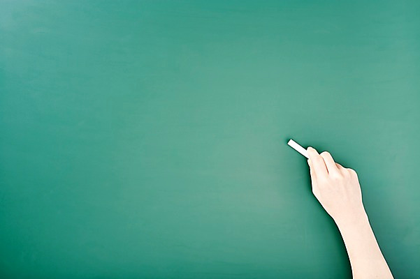 포토 JPG 스튜디오촬영 손 백그라운드 프레임 한손 알림판 실내 틀 한명 들기 신체부위 칠판 기록 알림 오브젝트 분필 교구 국내포토 1 교육 모션 사람 내부 초크 파일형식