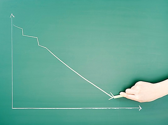 포토 JPG 스튜디오촬영 손 교육 화살표 백그라운드 통계 수치 그래프 한손 알림판 실내 한명 들기 신체부위 칠판 하락 알림 오브젝트 분필 교구 꺾은선그래프 국내포토 1 컨셉 모션 사람 내부 초크 파일형식