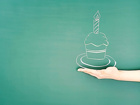 포토 JPG 스튜디오촬영 그릇 접시 손 배경화면 백그라운드 초 촛불 프레임 한손 알림판 실내 틀 한명 들기 신체부위 케이크 칠판 컵케이크 알림 오브젝트 그림 국내포토 1 식기 모션 디저트 사람 내부 파일형식