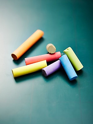 포토 JPG 스튜디오촬영 컬러 백그라운드 실내 근접촬영 사람없음 아웃포커스 컬러풀 칠판 오브젝트 분필 교구 국내포토 교육 뷰포인트 촬영기법 내부 초크 파일형식