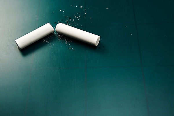 포토 JPG 스튜디오촬영 백그라운드 프레임 알림판 실내 틀 근접촬영 사람없음 아웃포커스 칠판 손상 알림 오브젝트 분필 교구 슬라이스 국내포토 교육 뷰포인트 컨셉 촬영기법 내부 초크 파일형식