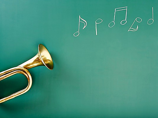 포토 JPG 스튜디오촬영 악기 음악 백그라운드 연주 음표 프레임 알림판 실내 관악기 틀 사람없음 칠판 알림 나팔 금관악기 오브젝트 교구 국내포토 기호 교육 문화예술 내부 파일형식