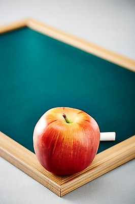 포토 JPG 스튜디오촬영 백그라운드 과일 프레임 알림판 실내 틀 근접촬영 사람없음 아웃포커스 칠판 사과 알림 오브젝트 분필 국내포토 뷰포인트 촬영기법 내부 초크 파일형식
