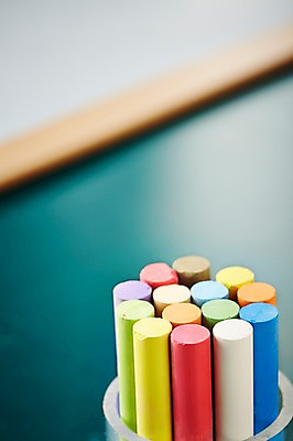 포토 JPG 스튜디오촬영 컬러 백그라운드 실내 근접촬영 사람없음 아웃포커스 컵 컬러풀 칠판 오브젝트 분필 담기 교구 국내포토 식기 교육 뷰포인트 모션 촬영기법 내부 초크 파일형식