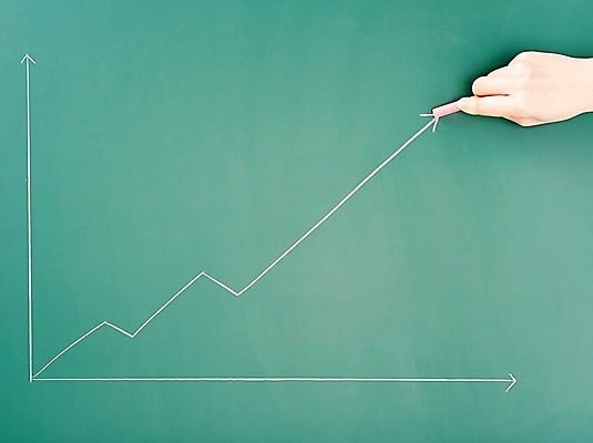 포토 JPG 스튜디오촬영 손 교육 화살표 백그라운드 통계 수치 그래프 한손 알림판 실내 한명 들기 신체부위 칠판 성장 기록 오브젝트 분필 교구 상승 꺾은선그래프 국내포토 1 컨셉 모션 사람 내부 초크 파일형식