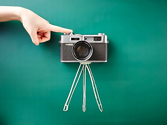 포토 JPG 스튜디오촬영 손 배경화면 백그라운드 한손 실내 한명 신체부위 카메라 사진촬영 칠판 오브젝트 삼각대 국내포토 1 사람 내부 전자제품 촬영 파일형식