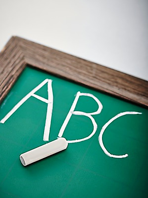 포토 JPG 스튜디오촬영 문자 알파벳 영어 교육 백그라운드 대문자 실내 근접촬영 사람없음 아웃포커스 칠판 기록 오브젝트 분필 교구 국내포토 뷰포인트 촬영기법 내부 초크 파일형식