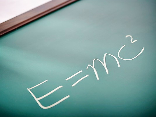 포토 JPG 스튜디오촬영 기호 알파벳 영어 교육 백그라운드 실내 근접촬영 사람없음 아웃포커스 숫자 칠판 기록 오브젝트 교구 공식 물리학 상대성이론 국내포토 문자 뷰포인트 촬영기법 내부 물리 파일형식