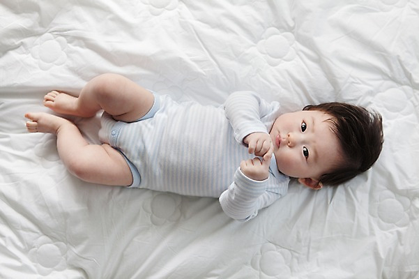 포토 JPG 전신 라이프스타일 남자 어린이라이프 아들 실내 한명 사람 동양인 앞모습 하이앵글 눕기 귀여움 한국인 침대 아기 남자만 남자한명만 아기만 남자아기만 남자아기한명만 국내포토 1 어린이 뷰포인트 가구 컨셉 가족 모션 인종 내부 생활 파일형식