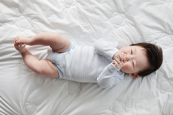 포토 JPG 전신 라이프스타일 남자 어린이라이프 아들 실내 한명 미소 웃음 사람 동양인 앞모습 하이앵글 눕기 귀여움 한국인 침대 아기 남자만 남자한명만 아기만 남자아기만 남자아기한명만 국내포토 1 어린이 뷰포인트 가구 컨셉 가족 모션 표정 인종 내부 생활 파일형식