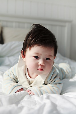 포토 JPG 라이프스타일 남자 어린이라이프 아들 엎드리기 베개 실내 한명 사람 동양인 앞모습 아웃포커스 눕기 귀여움 한국인 침대 아기 남자만 남자한명만 아기만 남자아기만 남자아기한명만 국내포토 1 어린이 뷰포인트 가구 컨셉 가족 침구 모션 촬영기법 인종 내부 생활 파일형식