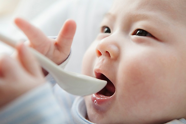 포토 JPG 라이프스타일 남자 어린이라이프 아들 실내 한명 사람 동양인 근접촬영 상반신 옆모습 아웃포커스 눕기 귀여움 숟가락 식사 한국인 아기 이유식 남자만 남자한명만 아기만 남자아기만 남자아기한명만 국내포토 1 어린이 음식 뷰포인트 컨셉 가족 모션 촬영기법 수저 인종 내부 생활 파일형식