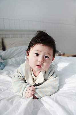포토 JPG 라이프스타일 남자 어린이라이프 아들 엎드리기 베개 실내 한명 사람 동양인 상반신 앞모습 눕기 귀여움 한국인 침대 아기 남자만 남자한명만 아기만 남자아기만 남자아기한명만 국내포토 1 어린이 뷰포인트 가구 컨셉 가족 침구 모션 인종 내부 생활 파일형식