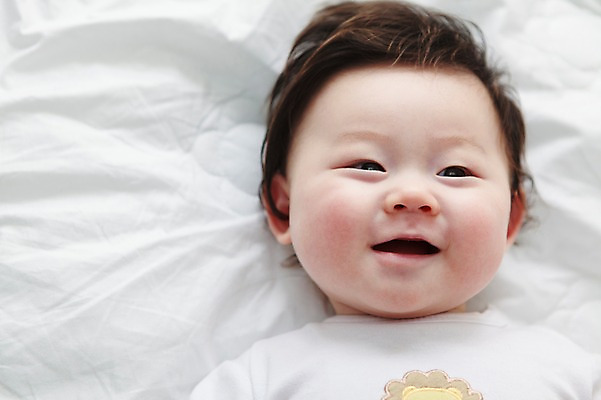 포토 JPG 라이프스타일 남자 어린이라이프 아들 실내 한명 미소 웃음 사람 동양인 상반신 앞모습 하이앵글 눕기 귀여움 한국인 침대 아기 남자만 남자한명만 아기만 남자아기만 남자아기한명만 국내포토 1 어린이 뷰포인트 가구 컨셉 가족 모션 표정 인종 내부 생활 파일형식