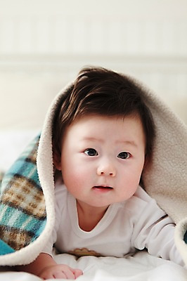 포토 JPG 라이프스타일 응시 남자 어린이라이프 아들 엎드리기 실내 한명 사람 동양인 상반신 앞모습 아웃포커스 눕기 귀여움 이불 한국인 침대 아기 남자만 남자한명만 아기만 남자아기만 남자아기한명만 국내포토 1 시선 어린이 뷰포인트 가구 컨셉 가족 침구 모션 촬영기법 인종 내부 생활 파일형식