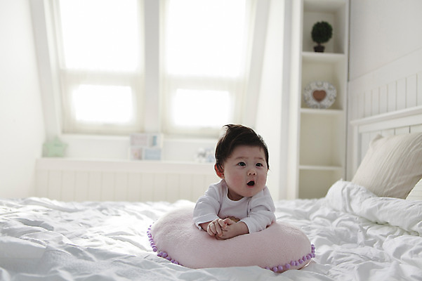 포토 JPG 라이프스타일 응시 남자 어린이라이프 아들 엎드리기 쿠션 창문 베개 실내 한명 사람 동양인 상반신 앞모습 눕기 귀여움 이불 한국인 침대 아기 남자만 남자한명만 아기만 남자아기만 남자아기한명만 국내포토 1 시선 어린이 뷰포인트 가구 컨셉 가족 침구 모션 인종 내부 생활 파일형식