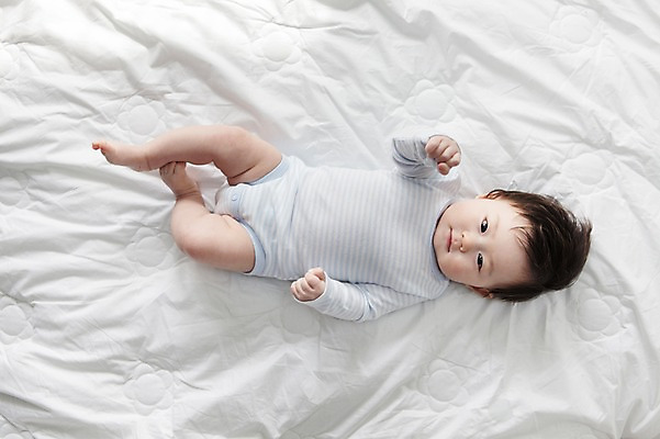 포토 JPG 전신 라이프스타일 남자 어린이라이프 아들 실내 한명 사람 동양인 앞모습 하이앵글 눕기 귀여움 한국인 침대 아기 남자만 남자한명만 아기만 남자아기만 남자아기한명만 국내포토 1 어린이 뷰포인트 가구 컨셉 가족 모션 인종 내부 생활 파일형식