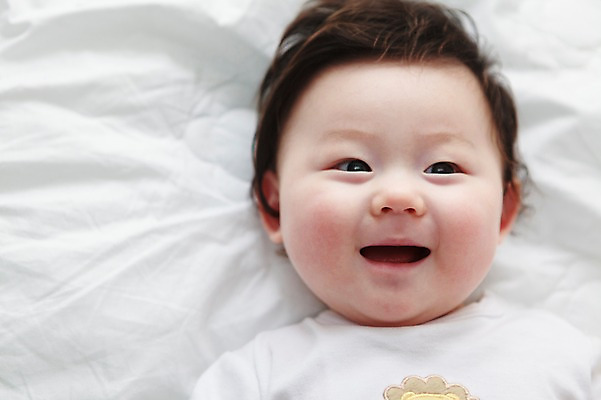 포토 JPG 라이프스타일 남자 어린이라이프 아들 실내 한명 미소 웃음 사람 동양인 상반신 앞모습 하이앵글 눕기 귀여움 한국인 침대 아기 남자만 남자한명만 아기만 남자아기만 남자아기한명만 국내포토 1 어린이 뷰포인트 가구 컨셉 가족 모션 표정 인종 내부 생활 파일형식