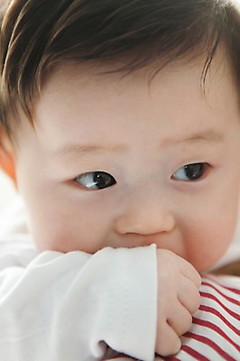 포토 JPG 라이프스타일 응시 여자 남자 어린이라이프 아들 얼굴 가족 안기 포옹 엄마 실내 사람 동양인 근접촬영 상반신 성인 두명 앞모습 신체부위 귀여움 한국인 아기 모성애 국내포토 시선 어린이 뷰포인트 컨셉 관계 모션 인종 내부 생활 파일형식