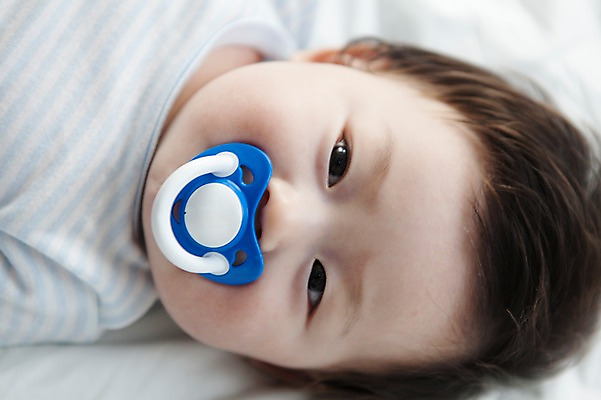 포토 JPG 라이프스타일 남자 어린이라이프 아들 실내 한명 사람 동양인 근접촬영 상반신 앞모습 아웃포커스 눕기 귀여움 한국인 침대 아기 물기 노리개젖꼭지 남자만 남자한명만 아기만 남자아기만 남자아기한명만 국내포토 1 어린이 뷰포인트 가구 컨셉 가족 모션 촬영기법 인종 내부 생활 아기용품 파일형식