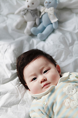 포토 JPG 라이프스타일 남자 어린이라이프 아들 인형 실내 한명 사람 동양인 상반신 앞모습 아웃포커스 하이앵글 눕기 장난감 귀여움 곰인형 한국인 침대 아기 남자만 남자한명만 아기만 남자아기만 남자아기한명만 국내포토 1 어린이 뷰포인트 가구 컨셉 가족 모션 촬영기법 인종 내부 생활 파일형식