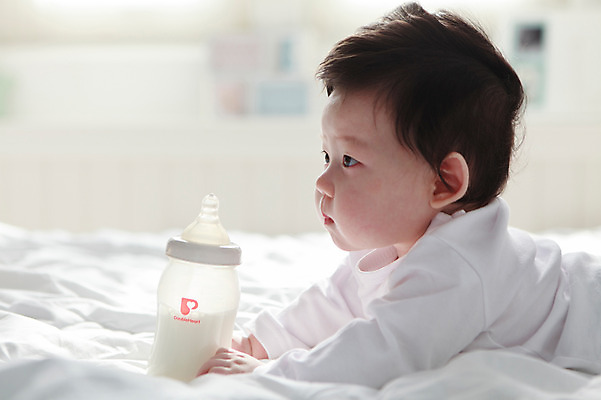 포토 JPG 라이프스타일 응시 남자 어린이라이프 아들 엎드리기 실내 한명 사람 동양인 상반신 옆모습 아웃포커스 눕기 귀여움 한국인 우유 침대 아기 우유병 젖병 남자만 남자한명만 아기만 남자아기만 남자아기한명만 국내포토 1 시선 어린이 뷰포인트 가구 컨셉 가족 모션 병_용기 유제품 촬영기법 인종 내부 생활 아기용품 파일형식