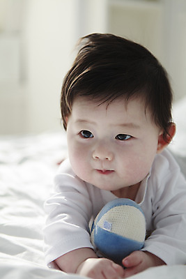포토 JPG 라이프스타일 응시 남자 어린이라이프 아들 엎드리기 공 실내 한명 사람 동양인 상반신 앞모습 아웃포커스 눕기 장난감 귀여움 한국인 침대 아기 남자만 남자한명만 아기만 남자아기만 남자아기한명만 국내포토 1 시선 어린이 뷰포인트 가구 컨셉 가족 모션 촬영기법 인종 내부 생활 파일형식