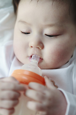 포토 JPG 라이프스타일 남자 어린이라이프 아들 얼굴 실내 한명 사람 동양인 근접촬영 상반신 앞모습 아웃포커스 신체부위 눕기 귀여움 한국인 우유 침대 아기 우유병 젖병 물기 먹기 남자만 남자한명만 아기만 남자아기만 남자아기한명만 국내포토 1 어린이 뷰포인트 가구 컨셉 가족 모션 병_용기 유제품 촬영기법 인종 내부 생활 아기용품 파일형식