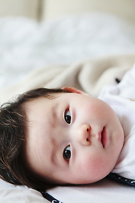 포토 JPG 라이프스타일 응시 남자 어린이라이프 아들 얼굴 실내 한명 사람 동양인 상반신 아웃포커스 신체부위 눕기 귀여움 한국인 침대 아기 남자만 남자한명만 아기만 남자아기만 남자아기한명만 국내포토 1 시선 어린이 가구 컨셉 가족 모션 촬영기법 인종 내부 생활 파일형식