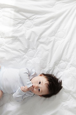 포토 JPG 라이프스타일 남자 어린이라이프 아들 실내 한명 사람 동양인 상반신 앞모습 하이앵글 눕기 귀여움 한국인 침대 아기 남자만 남자한명만 아기만 남자아기만 남자아기한명만 국내포토 1 어린이 뷰포인트 가구 컨셉 가족 모션 인종 내부 생활 파일형식