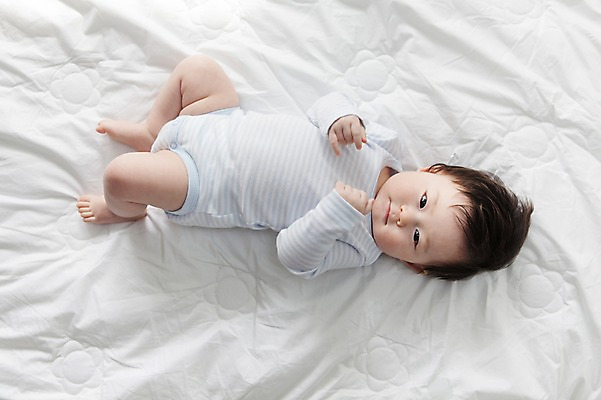 포토 JPG 전신 라이프스타일 남자 어린이라이프 아들 실내 한명 사람 동양인 앞모습 하이앵글 눕기 귀여움 한국인 침대 아기 남자만 남자한명만 아기만 남자아기만 남자아기한명만 국내포토 1 어린이 뷰포인트 가구 컨셉 가족 모션 인종 내부 생활 파일형식