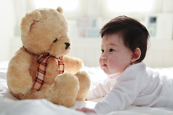 포토 JPG 라이프스타일 남자 어린이라이프 아들 인형 엎드리기 실내 한명 사람 동양인 상반신 옆모습 아웃포커스 눕기 장난감 귀여움 곰인형 이불 한국인 침대 아기 남자만 남자한명만 아기만 남자아기만 남자아기한명만 국내포토 1 어린이 뷰포인트 가구 컨셉 가족 침구 모션 촬영기법 인종 내부 생활 파일형식