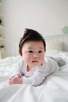 포토 JPG 라이프스타일 응시 남자 어린이라이프 아들 엎드리기 실내 한명 사람 동양인 앞모습 아웃포커스 눕기 귀여움 한국인 침대 아기 남자만 남자한명만 아기만 남자아기만 남자아기한명만 국내포토 1 시선 어린이 뷰포인트 가구 컨셉 가족 모션 촬영기법 인종 내부 생활 파일형식