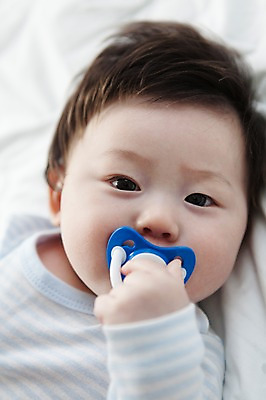 포토 JPG 라이프스타일 남자 어린이라이프 아들 실내 한명 사람 동양인 근접촬영 상반신 앞모습 아웃포커스 눕기 귀여움 한국인 침대 아기 물기 노리개젖꼭지 남자만 남자한명만 아기만 남자아기만 남자아기한명만 국내포토 1 어린이 뷰포인트 가구 컨셉 가족 모션 촬영기법 인종 내부 생활 아기용품 파일형식