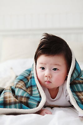 포토 JPG 라이프스타일 응시 남자 어린이라이프 아들 엎드리기 실내 한명 사람 동양인 상반신 앞모습 아웃포커스 눕기 귀여움 이불 한국인 침대 아기 남자만 남자한명만 아기만 남자아기만 남자아기한명만 국내포토 1 시선 어린이 뷰포인트 가구 컨셉 가족 침구 모션 촬영기법 인종 내부 생활 파일형식