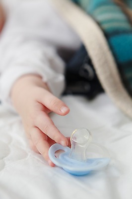 포토 JPG 라이프스타일 손 남자 어린이라이프 아들 신체 실내 한명 사람 동양인 근접촬영 아웃포커스 신체부위 귀여움 한국인 아기 노리개젖꼭지 아기만 국내포토 1 어린이 뷰포인트 컨셉 가족 촬영기법 인종 내부 생활 아기용품 파일형식