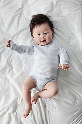 포토 JPG 전신 라이프스타일 남자 어린이라이프 아들 실내 한명 사람 동양인 앞모습 하이앵글 눕기 귀여움 한국인 침대 아기 남자만 남자한명만 아기만 남자아기만 남자아기한명만 국내포토 1 어린이 뷰포인트 가구 컨셉 가족 모션 인종 내부 생활 파일형식