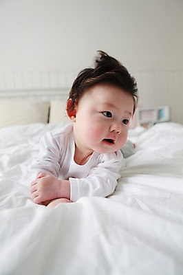 포토 JPG 라이프스타일 응시 남자 어린이라이프 아들 엎드리기 실내 한명 사람 동양인 앞모습 아웃포커스 눕기 귀여움 한국인 침대 아기 남자만 남자한명만 아기만 남자아기만 남자아기한명만 국내포토 1 시선 어린이 뷰포인트 가구 컨셉 가족 모션 촬영기법 인종 내부 생활 파일형식