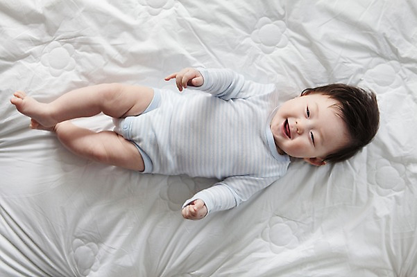 포토 JPG 전신 라이프스타일 남자 어린이라이프 아들 실내 한명 미소 웃음 사람 동양인 앞모습 하이앵글 눕기 귀여움 한국인 침대 아기 남자만 남자한명만 아기만 남자아기만 남자아기한명만 국내포토 1 어린이 뷰포인트 가구 컨셉 가족 모션 표정 인종 내부 생활 파일형식