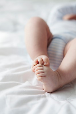 포토 JPG 라이프스타일 남자 어린이라이프 아들 신체 발 실내 한명 사람 동양인 근접촬영 아웃포커스 신체부위 눕기 귀여움 한국인 하반신 침대 다리 아기 남자만 남자한명만 아기만 남자아기만 남자아기한명만 국내포토 1 어린이 뷰포인트 가구 컨셉 가족 모션 촬영기법 인종 내부 생활 파일형식