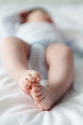 포토 JPG 라이프스타일 남자 어린이라이프 아들 신체 발 실내 한명 사람 동양인 근접촬영 아웃포커스 신체부위 눕기 귀여움 한국인 침대 다리 아기 남자만 남자한명만 아기만 남자아기만 남자아기한명만 국내포토 1 어린이 뷰포인트 가구 컨셉 가족 모션 촬영기법 인종 내부 생활 파일형식